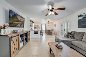 Een televisie en boeken