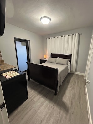 1 室のベッドルーム、アイロン / アイロン台、WiFi (無料)、ベッドシーツ