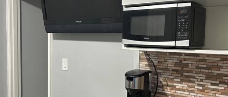 Refrigerador, microondas, cafetera y tetera y tostadora
