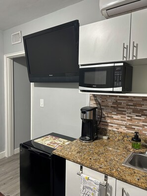 冷蔵庫、電子レンジ、コーヒー / ティーメーカー、トースター