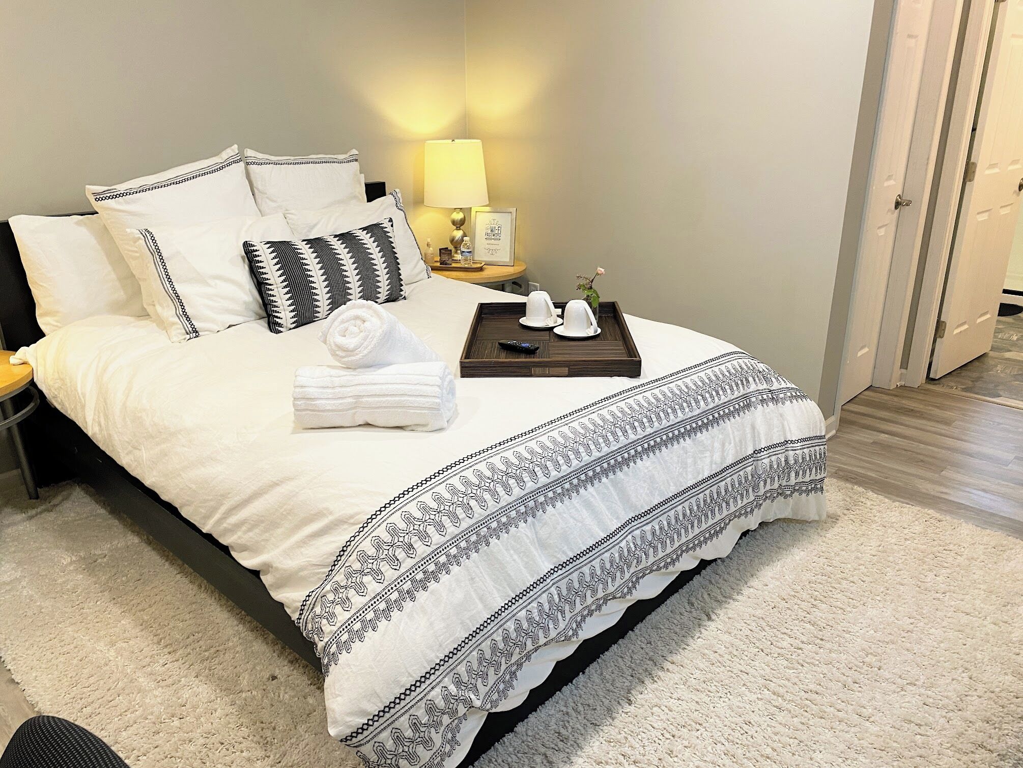 1 camera, una scrivania, ferro/asse da stiro, culla da viaggio