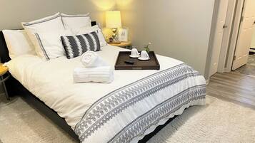 1 camera, una scrivania, ferro/asse da stiro, culla da viaggio