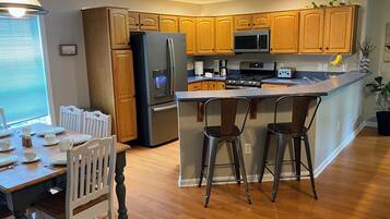 Een koelkast, een magnetron, een oven, een kookplaat