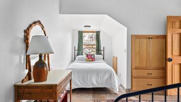 4 bedrooms, desk, iron/ironing board, travel crib