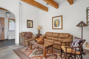 Smart TV, fireplace, DVD player, offices - A Bella Vista Valdez Lodge,  4-BR, 4-Bth, 4 LR, 2 chef kitchens (Valdez)