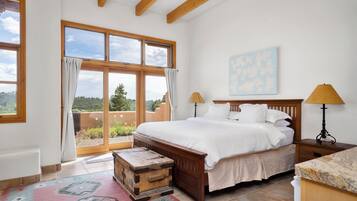 4 bedrooms, desk, iron/ironing board, travel crib