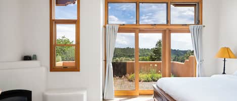 2 dormitorios, escritorio, tabla de planchar con plancha y cuna de viaje