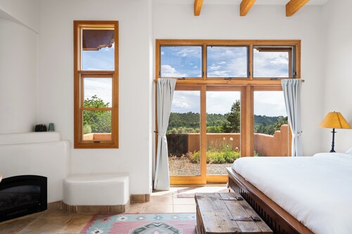 Plush Adobe - 2-BR, 2-Bath townhouse, double-living rooms, cook's kitchen, cedar deck, garden