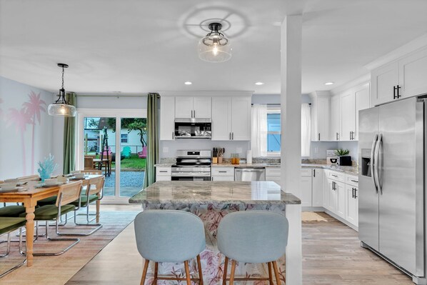 Fridge, microwave, oven, stovetop - Charming 3bd - Near beaches - Foosball & Backyard (Norfolk)