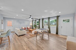 Game room - Charming 3bd - Near beaches - Foosball & Backyard (Norfolk)