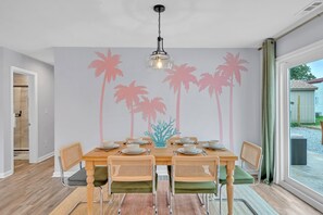 Dining - Charming 3bd - Near beaches - Foosball & Backyard (Norfolk)