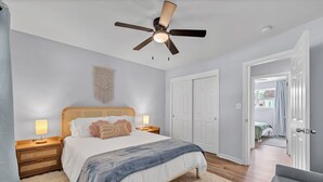 Unclassified image, 3 of 30, button - Charming 3bd - Near beaches - Foosball & Backyard (Norfolk)