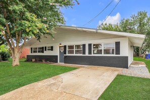 Exterior - Charming 3bd - Near beaches - Foosball & Backyard (Norfolk)