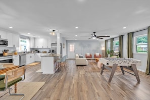 Interior - Charming 3bd - Near beaches - Foosball & Backyard (Norfolk)