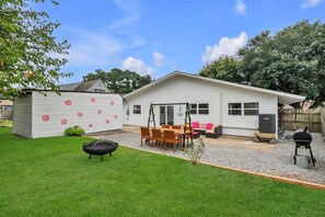Outdoor dining - Charming 3bd - Near beaches - Foosball & Backyard (Norfolk)