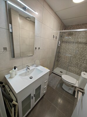 Secador de pelo, toallas, jabón, shampoo