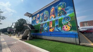 Un mur orné d’une fresque colorée faisant la promotion de Cedar Falls.