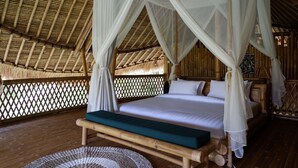 A room with a bed, a bench, a woven mat, and a thatched roof. - Pitu A Punggul Village Escape (Abiansemal)