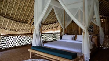 Minibar, free WiFi, bed sheets