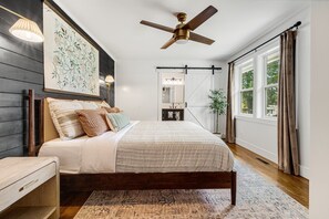 3 habitaciones, escritorio y tabla de planchar con plancha