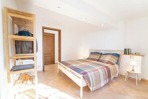 2 bedrooms, desk, WiFi, bed sheets