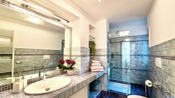Dusche, Haartrockner, Bidet, Handtücher