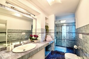 Douche, sèche-cheveux, bidet, serviettes fournies