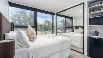 Skrivbord, strykjärn/strykbräda, wi-fi och sängkläder