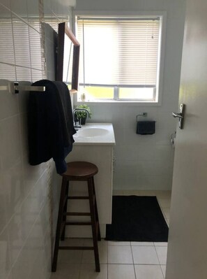 Bathroom - Cosy retro styled bungalow (Mollymook Beach)