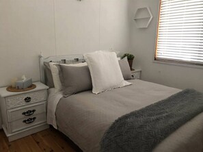 2 bedrooms, WiFi - Cosy retro styled bungalow (Mollymook Beach)