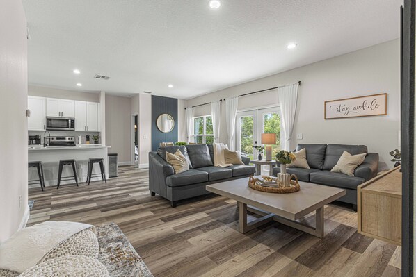 Smart TV, video games - Ember's Place. Charming 4-bedroom w/ Hammock & Arcade games, in enchanting Ocala (Ocala)