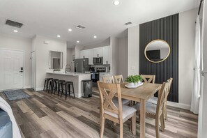 Dining - Ember's Place. Charming 4-bedroom w/ Hammock & Arcade games, in enchanting Ocala (Ocala)