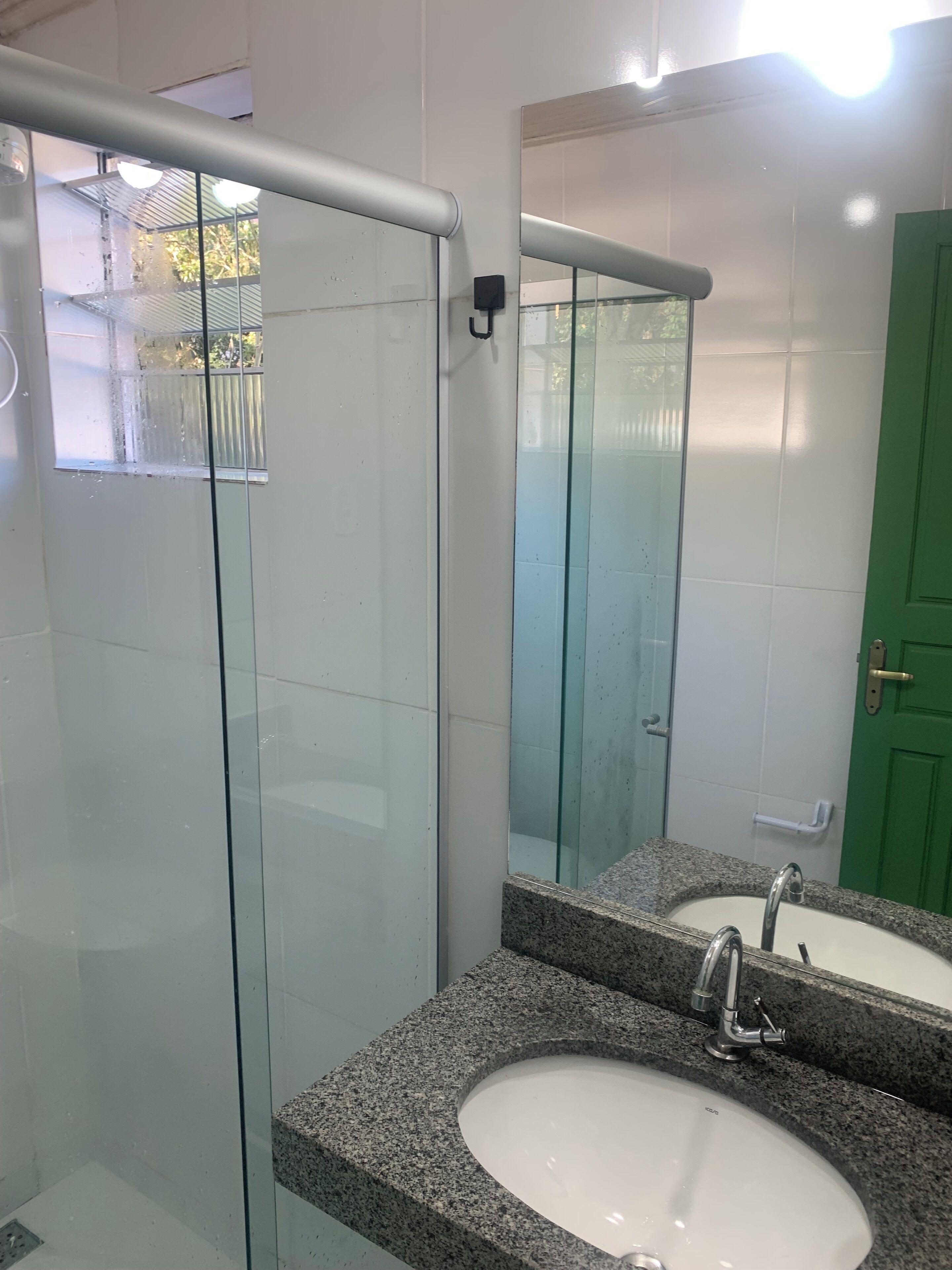 Toalhas de banho, sabonete, papel higiênico 