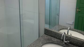 Toallas, jabón, papel de baño