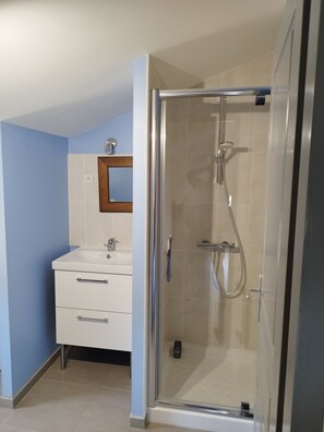 Douche, serviettes fournies, papier toilette