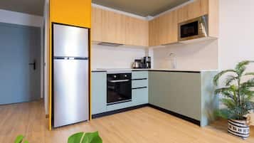 Apartamento básico, 2 quartos | Cozinha privada | Geladeira, micro-ondas, fogão, cooktop