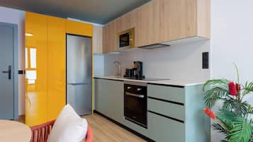 Apartamento básico, 1 quarto | Cozinha privada | Geladeira, micro-ondas, fogão, cooktop