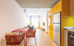 Refrigerador, microondas, horno, placa de cocina
