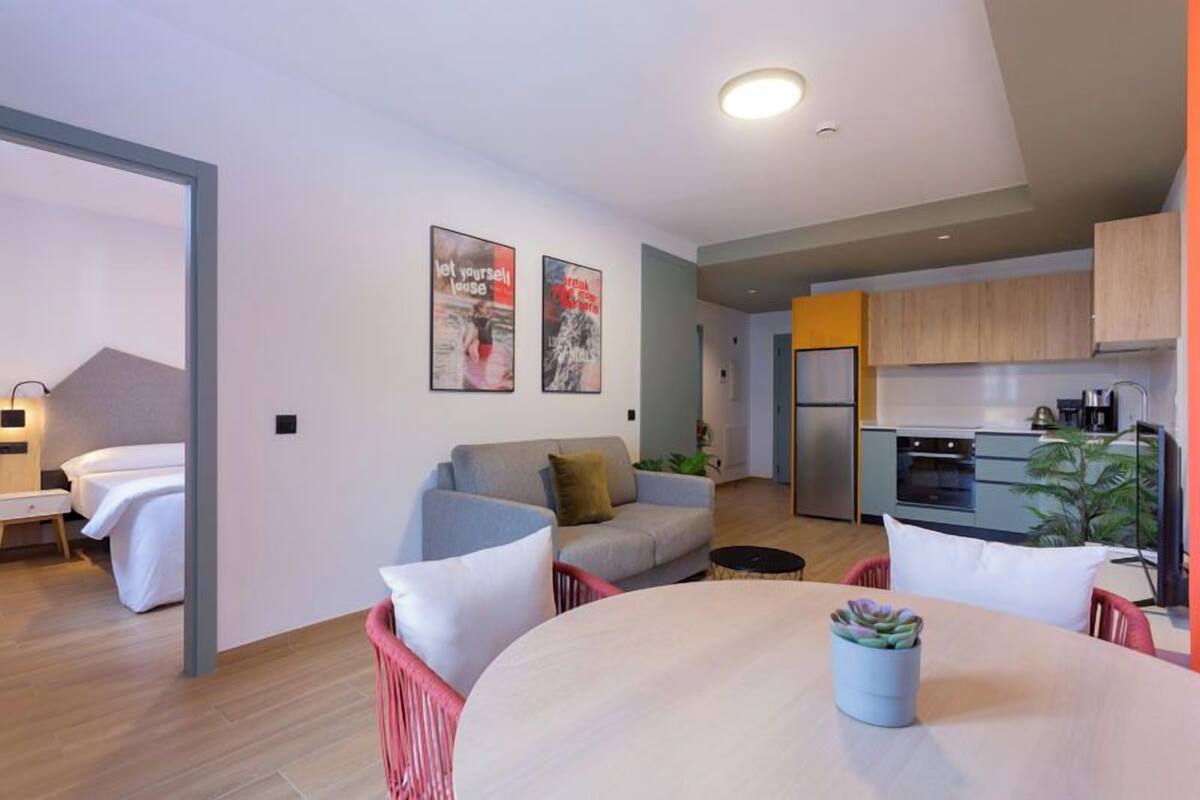 Eine moderne Wohnung mit Wohnzimmer, Essbereich und Küche.