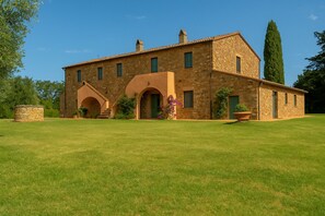 Front of property - Apt Glicine Della Vivaldina (Suvereto)