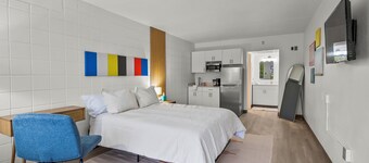 Stay Downtown Free Gated Parking Renovated Studio! 515