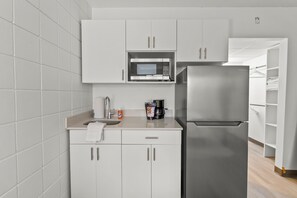 Réfrigérateur, micro-ondes, cafetière/bouilloire, grille-pain