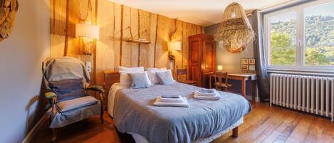 3 bedrooms, iron/ironing board, WiFi (free), bed sheets