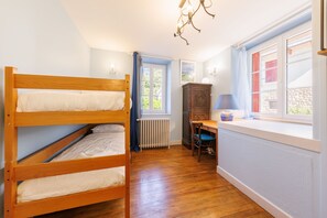 3 bedrooms, iron/ironing board, free WiFi, bed sheets