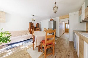 Een moderne keuken met houten kastjes, een inbouwoven en een aanrecht.