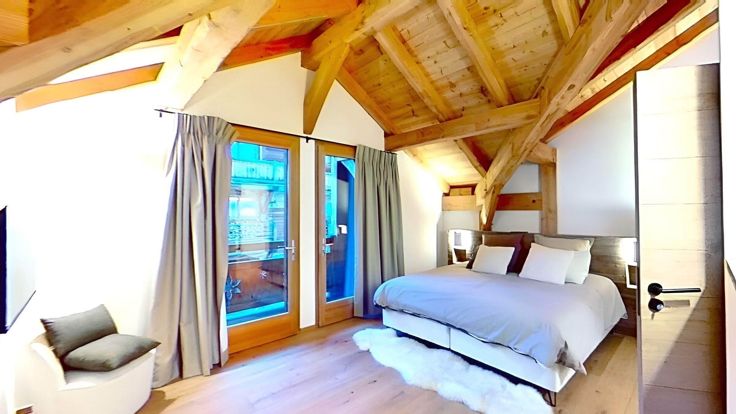 5 bedrooms, iron/ironing board, WiFi, bed sheets