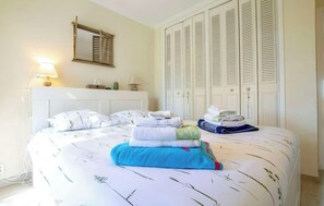 3 chambres, fer et planche à repasser, Wi-Fi, draps fournis
