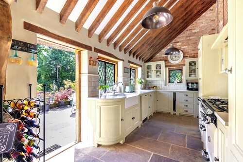 16th Century Chocolate box Thatched Cottage within 2.5 Acres