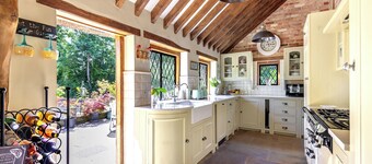 16th Century Chocolate box Thatched Cottage within 2.5 Acres