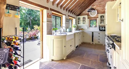 16th Century Chocolate box Thatched Cottage within 2.5 Acres